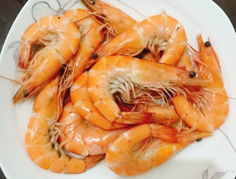 白水煮虾,别直接开水下锅煮,多加1个步骤,虾肉鲜嫩入味,营养