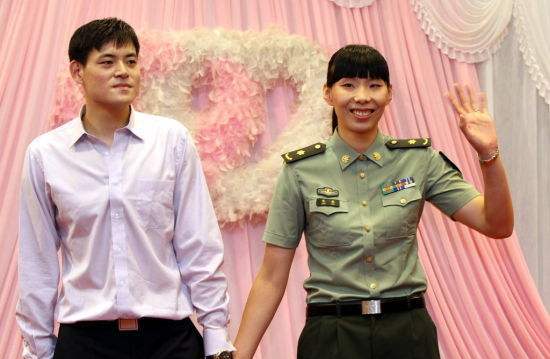 中国女篮第一中锋!1米97身高令人生畏,与丈夫从小认识生活幸福