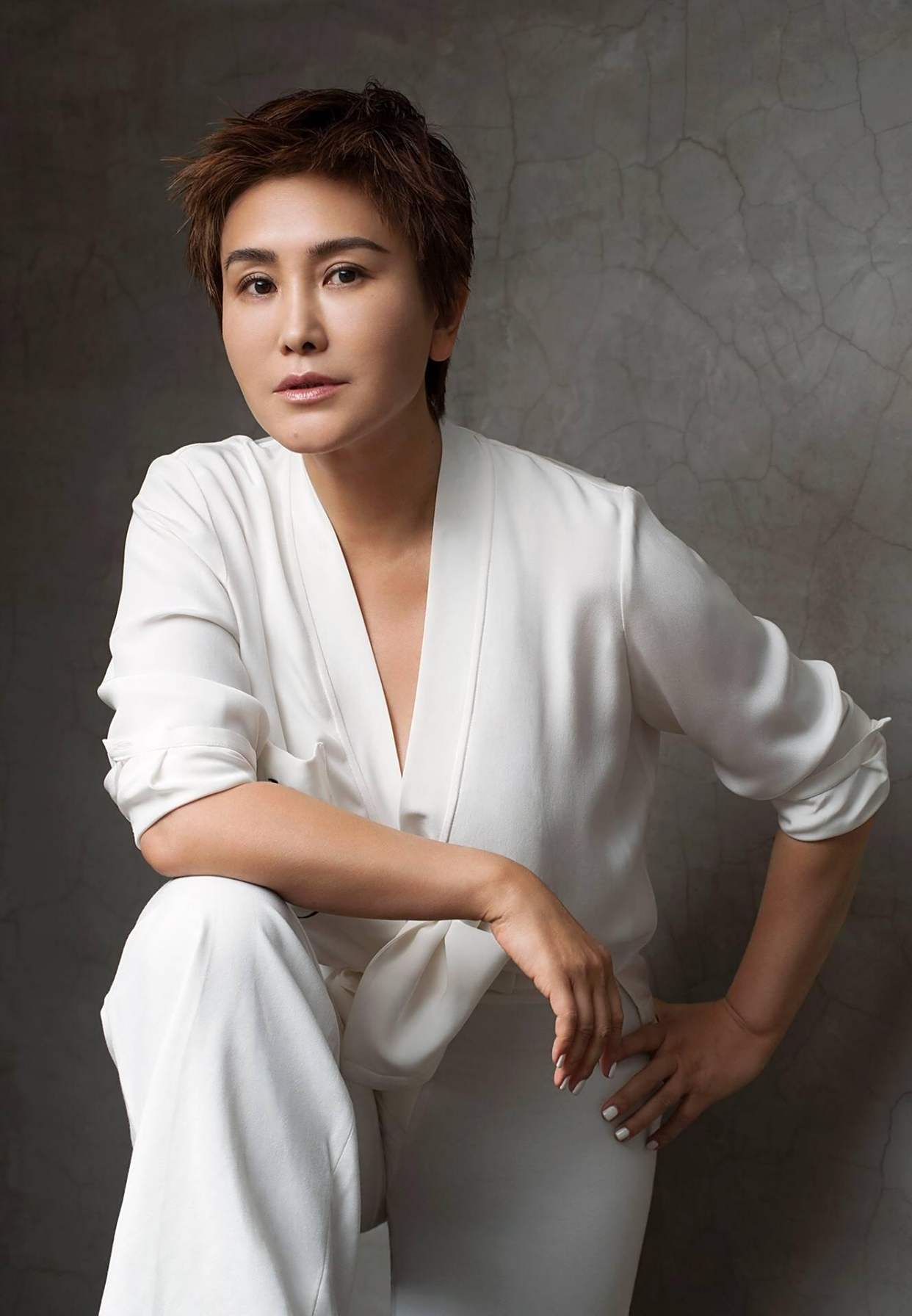 王茜打性感擦边球,无扣上衣只系边角简约又吸睛,性感率真两不误