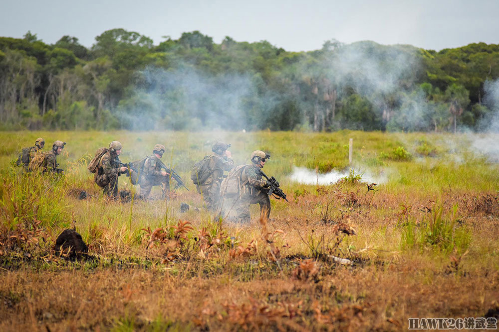 法国外籍军团在苏里南实战演习 已经全面换装hk416步枪