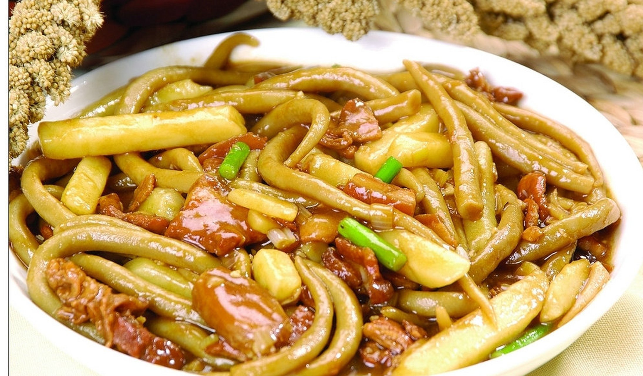 打卡济南夜市#焖莜面鱼鱼,俗名焖圪瘩,在山东有"谁吃谁称赞,吃饱还想