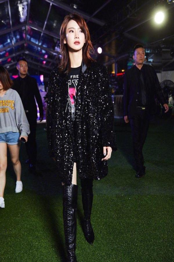 戚薇穿黑色亮片外套配过膝长靴秀大长腿 插兜摆造型气场十足