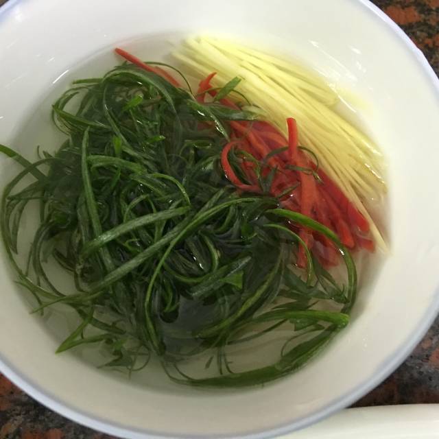 第3步,葱叶切丝,辣椒切丝,姜切丝.