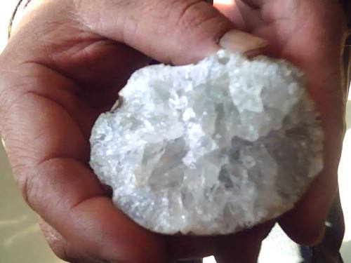 主寒热泄利, 白沃阴蚀,恶创, 目痛,坚筋骨齿.