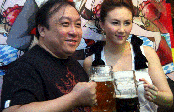 王晶老婆近照曝光,五官精致肤色好,难怪没选邱淑贞