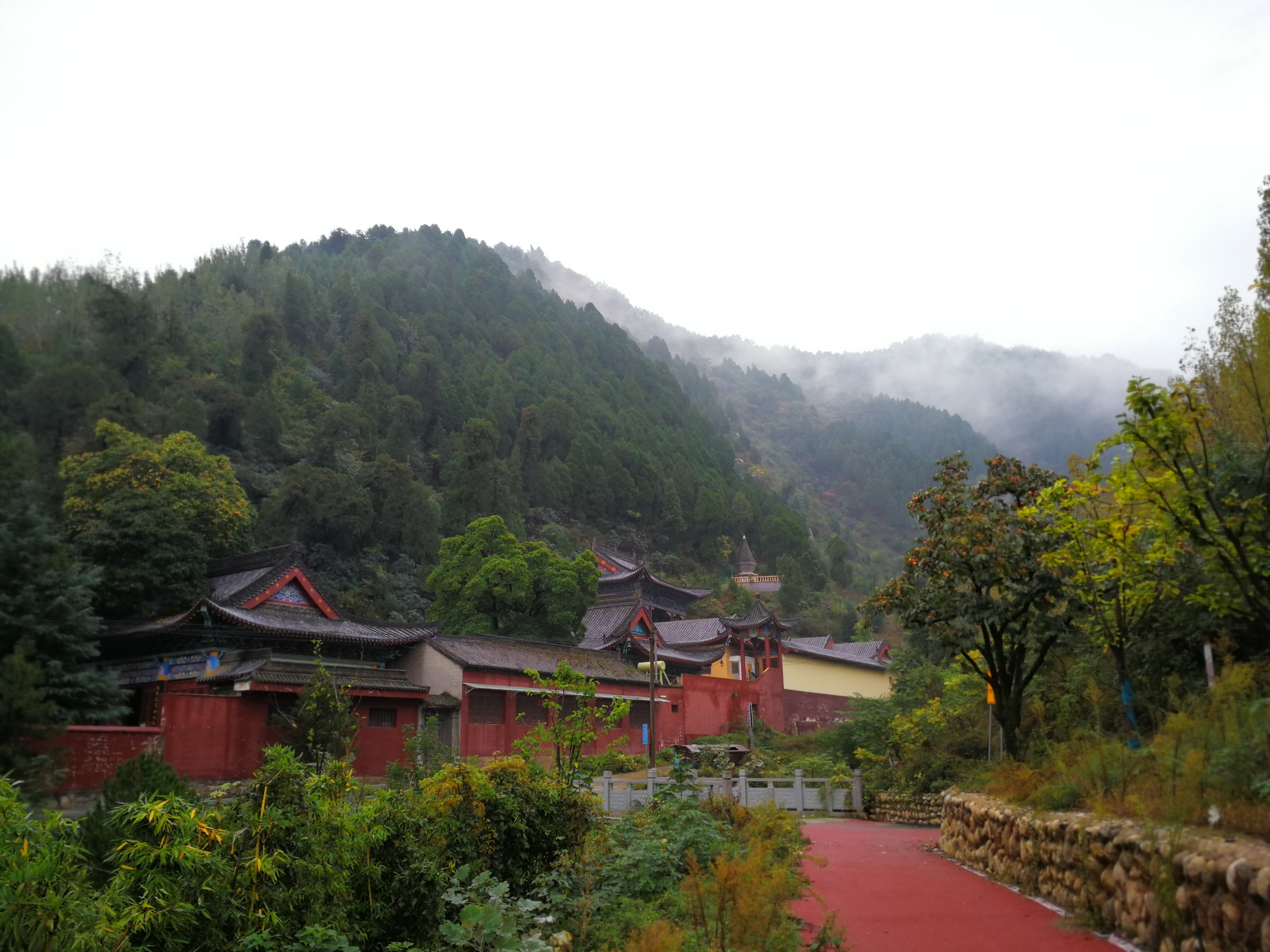 终南山山顶寺庙图片