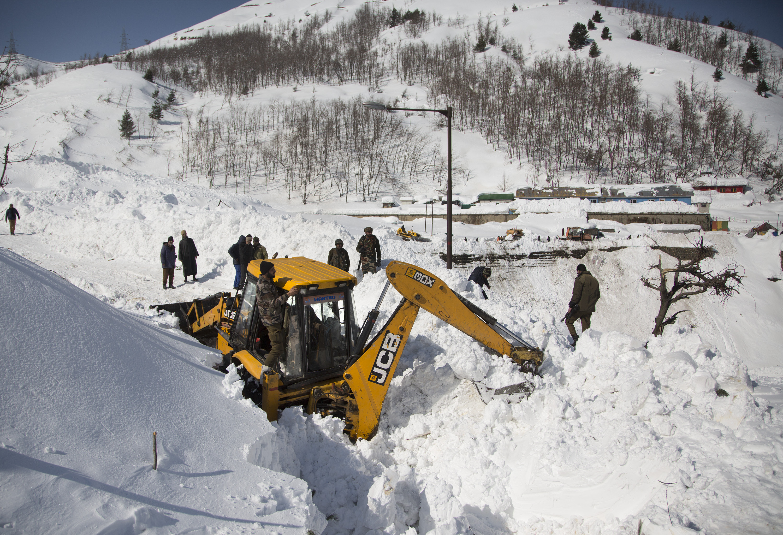 印控克什米尔地区发生雪崩至少11人死亡