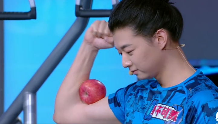 国风美少年霍尊是肌肉男?看他现场这两个实力健身动作,我相信了