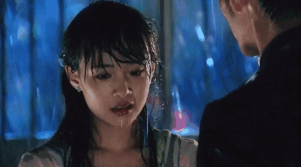 同是淋雨照片,为何就朱一龙郑爽成就了大片,有颜值当真是不同