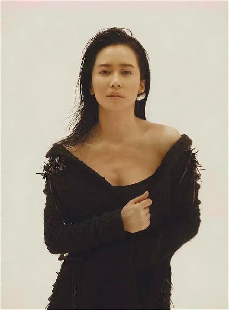 俞飞鸿身穿黑色深v蕾丝裙装,衬托出她饱满的上围曲线.