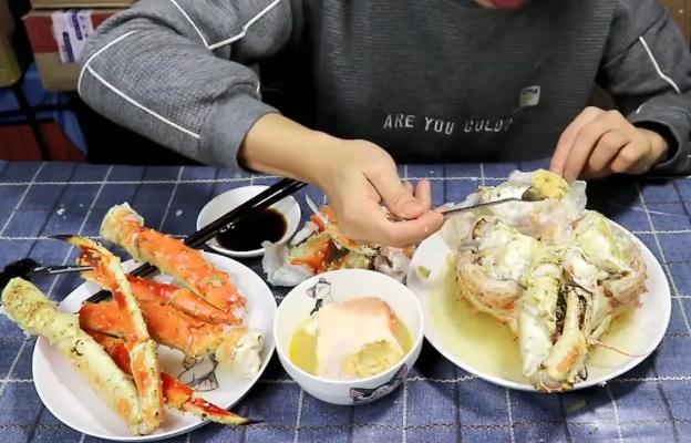 小伙花999元网购1只帝王蟹,足足10斤重,煮好后掰开蟹壳"懵"了