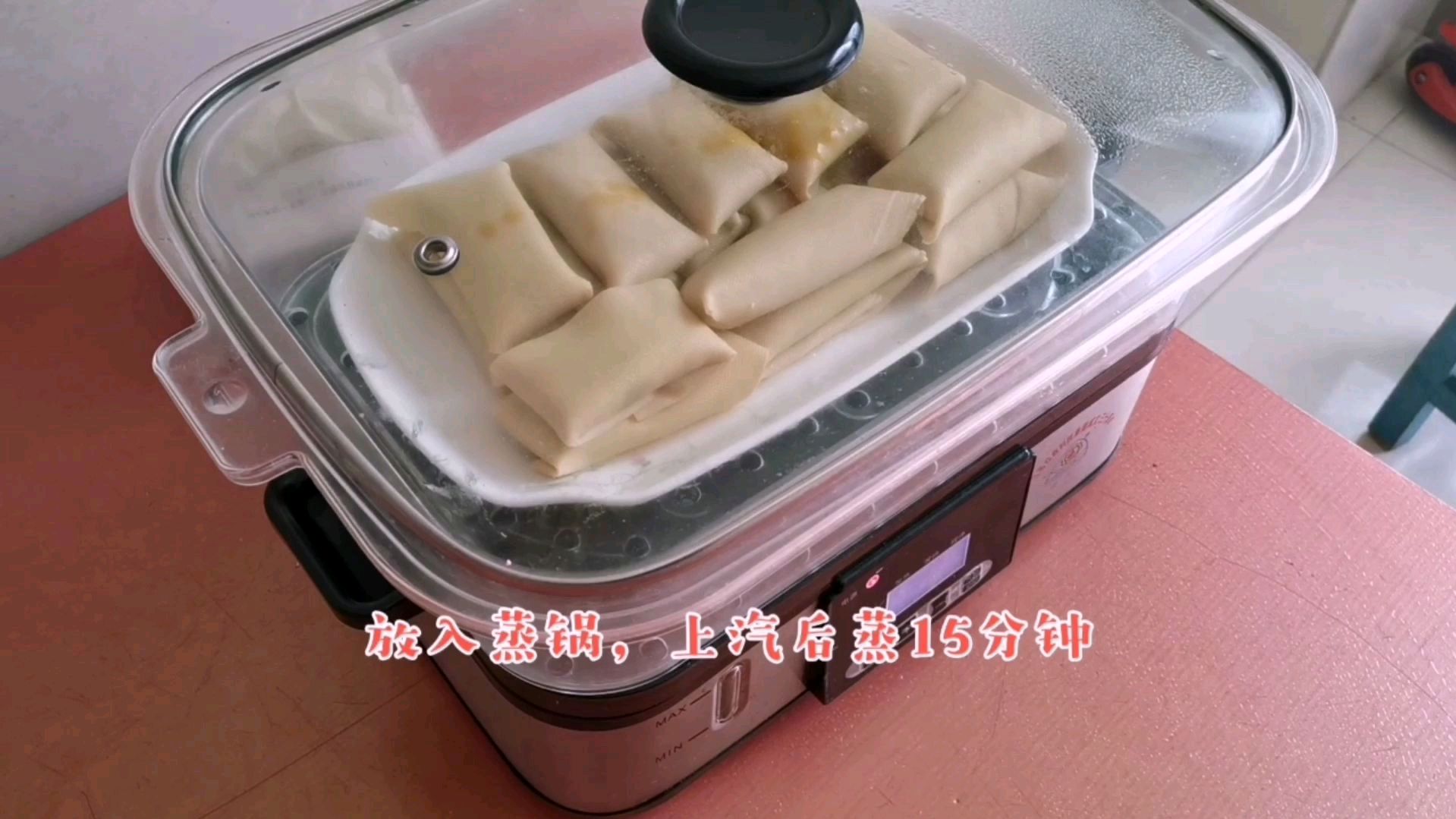 豆腐皮里卷上虾仁肉馅,鲜嫩多汁,做一大盘都不够吃,家人吃美了