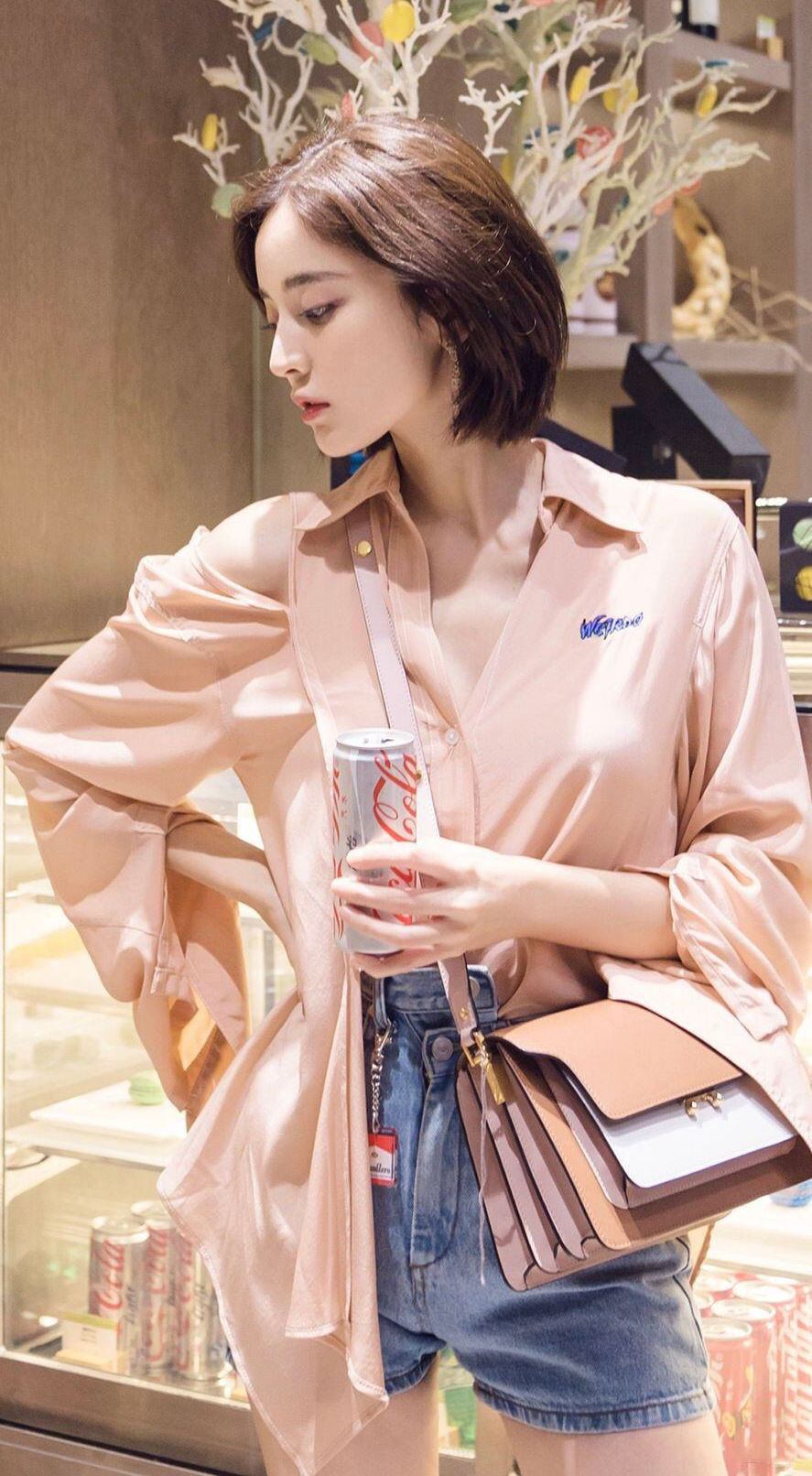 古力娜扎可真的是美,颜值高,身材好,简直就是名副其实的仙女.