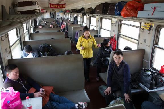 普通的硬座火车不如动车组舒适吗?绿色皮革车并没有你想象的那么糟糕.