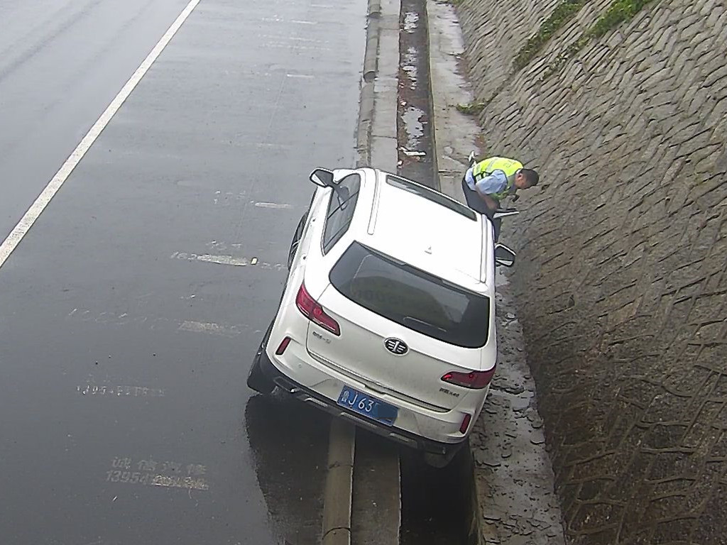 雨天請減速慢行,泰新高速發生一起轎車側翻單方事故