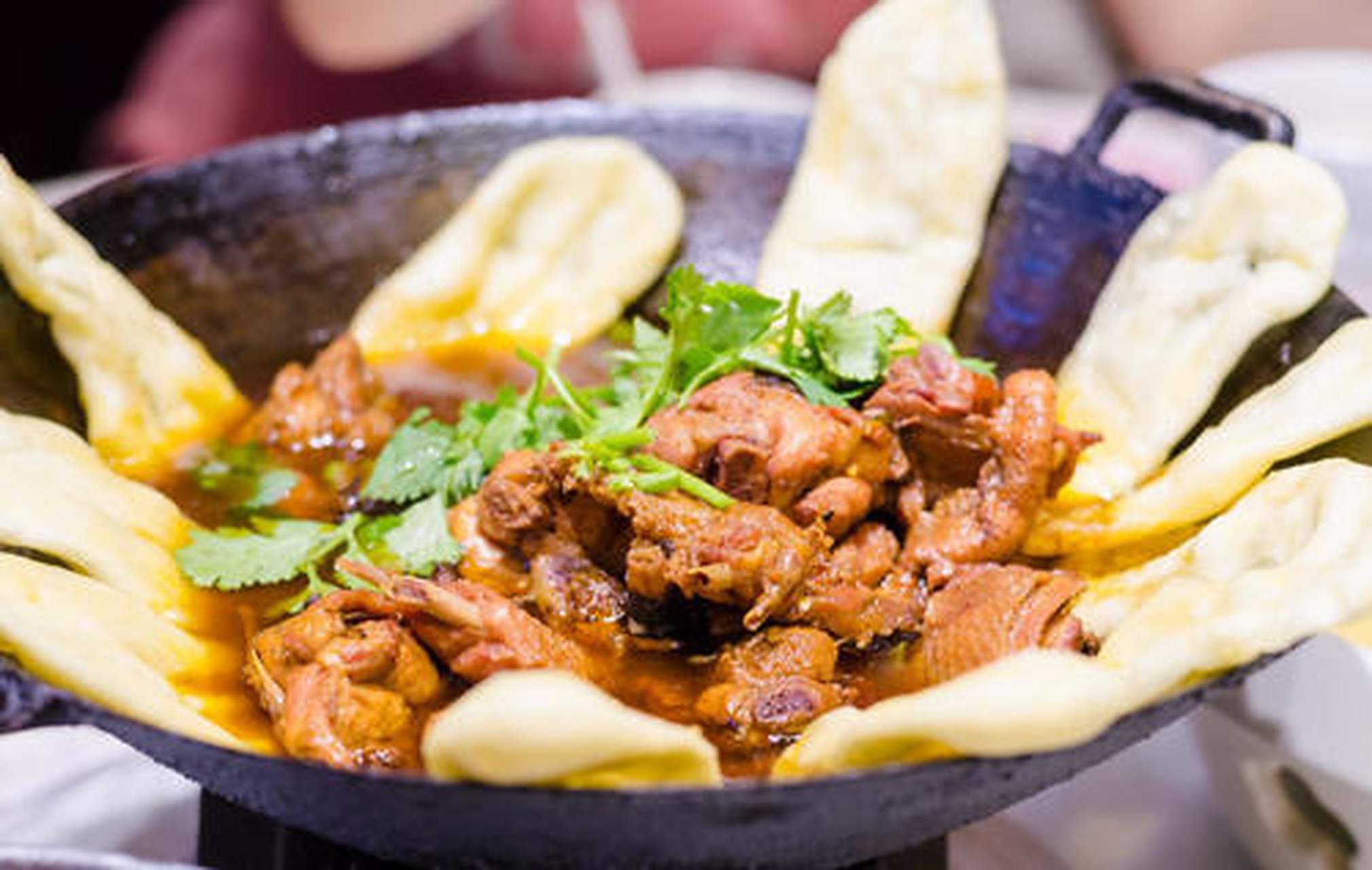 徐州地锅鸡是一道江苏徐州的汉族名菜,四周是生面锅贴小饼,上面是大量