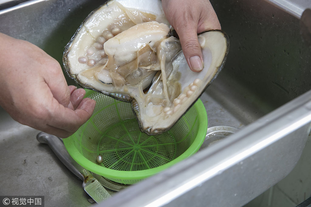 江苏无锡一珍珠商家噱头促销引顾客 活蚌采珠免费串手链