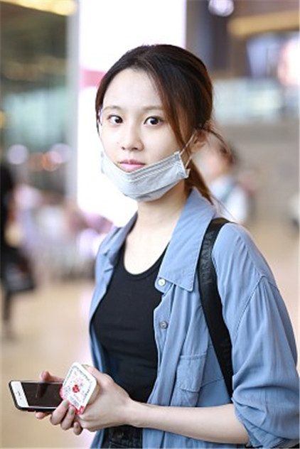 张慧雯现身机场 不惧素颜秀"抗打"颜值清纯可人