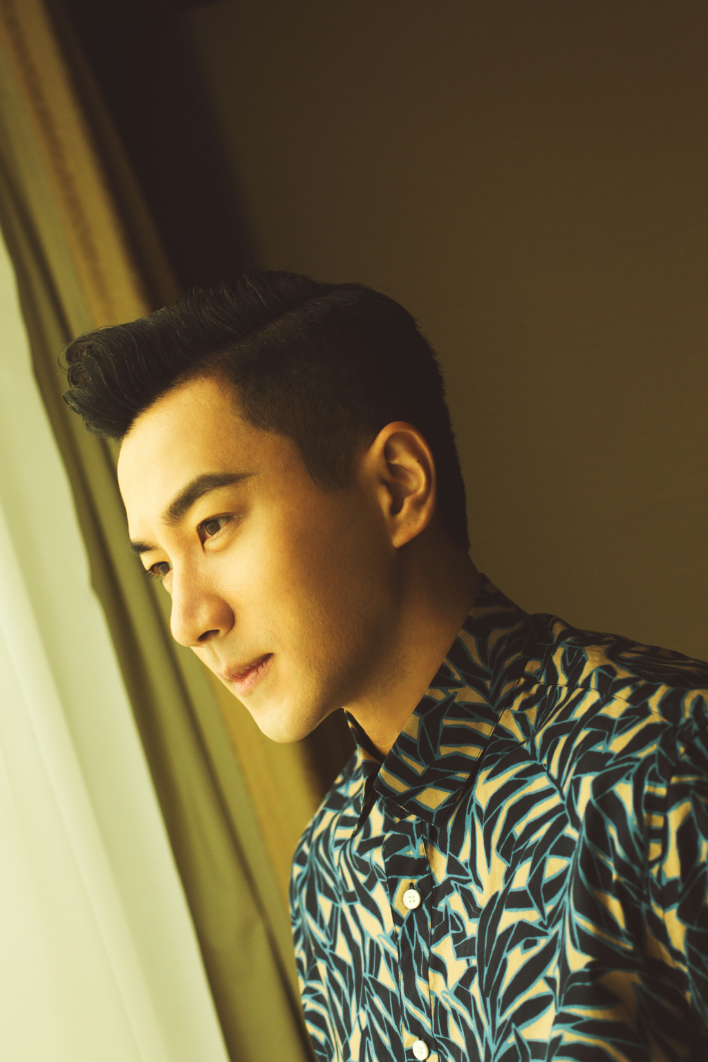 刘恺威厉害了,绿西服 运动鞋不够还配"链子",是帅气的刘叔叔