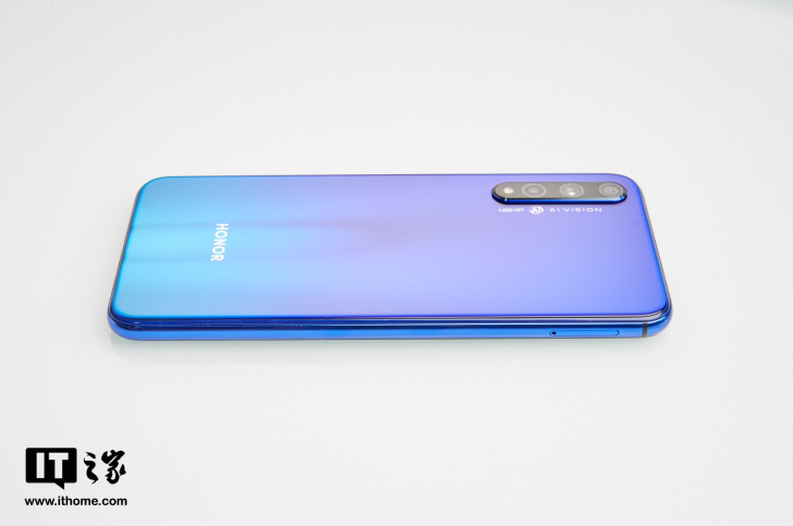 荣耀20s真机上手图赏:引入蝶羽纹理,光影奇妙变幻