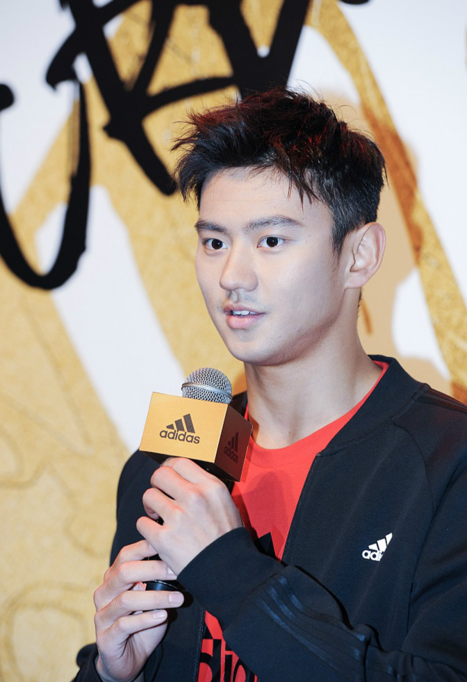 瘦了?宁泽涛穿"红黑配"亮相阳光帅气 举双手凹造型眼神呆萌