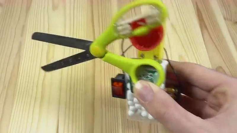 教你制作全自动剪刀,可以自动张开合拢,一起来见识下!,科技,科技奇趣,好看视频