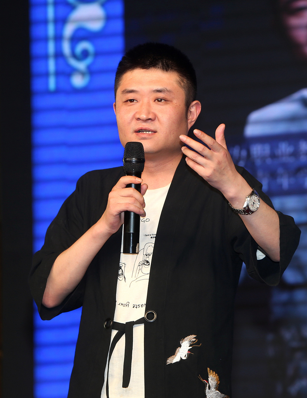 相声演员苗阜,参演了一部电影,我和我的家乡,导演弄了不少海报,每上一