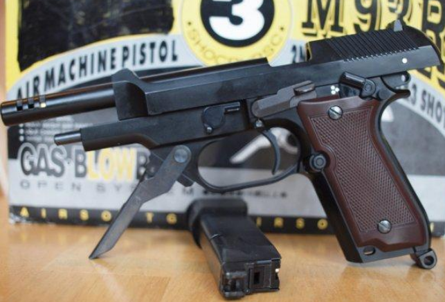 第四把,hk_vp70式手枪,这是一把新颖的,结构特殊的自动手枪,单手射击