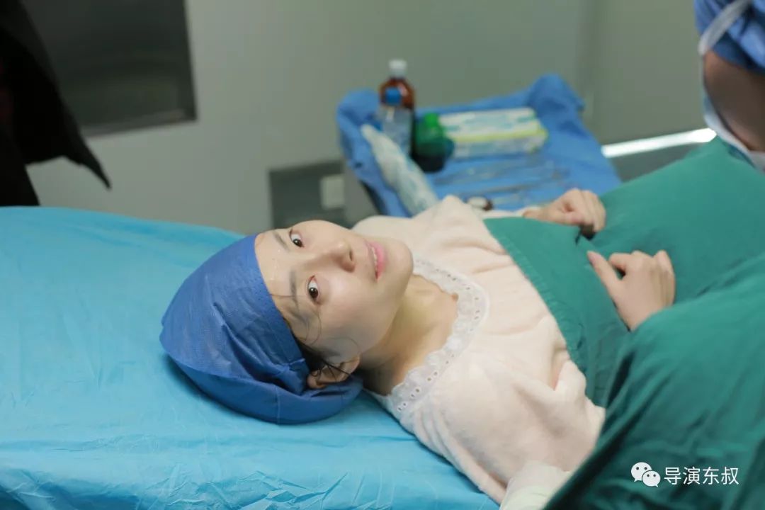 老来(单清饰)更是因为繁重,不间断的拍摄过度疲惫,在做"开胸手术"的