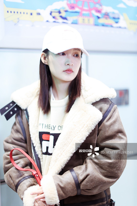 李沁穿机车服帅气赶路长腿抢镜,甜笑卖萌肤嫩如雪少女范十足