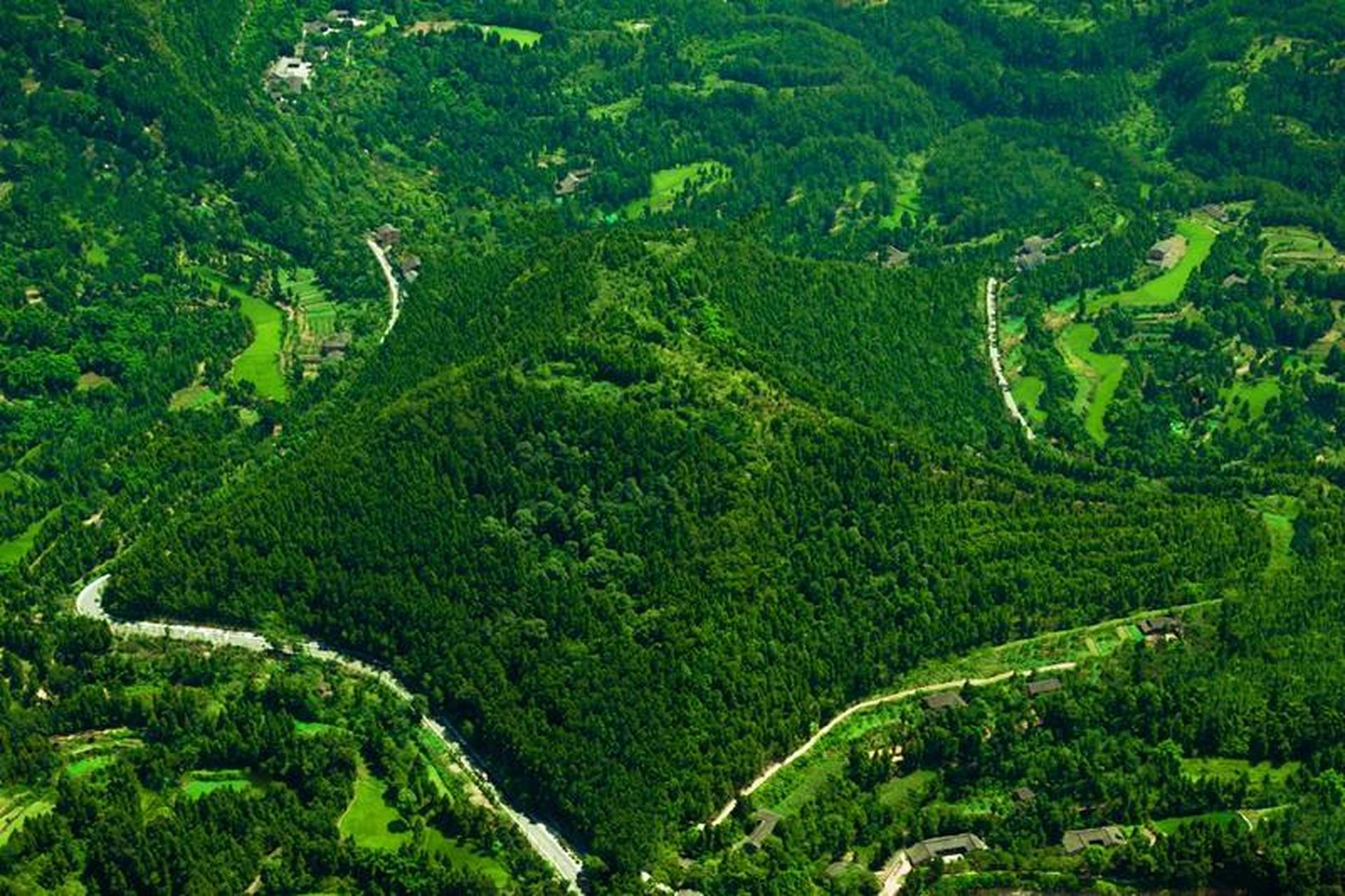 新中国建立后,工程技术人员测量绘图时发现,此山等高