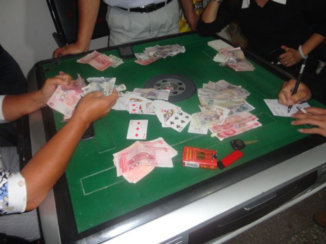 是大客户还是赌神?小伙谈生意被设赌局,连邻座的钱也输掉了