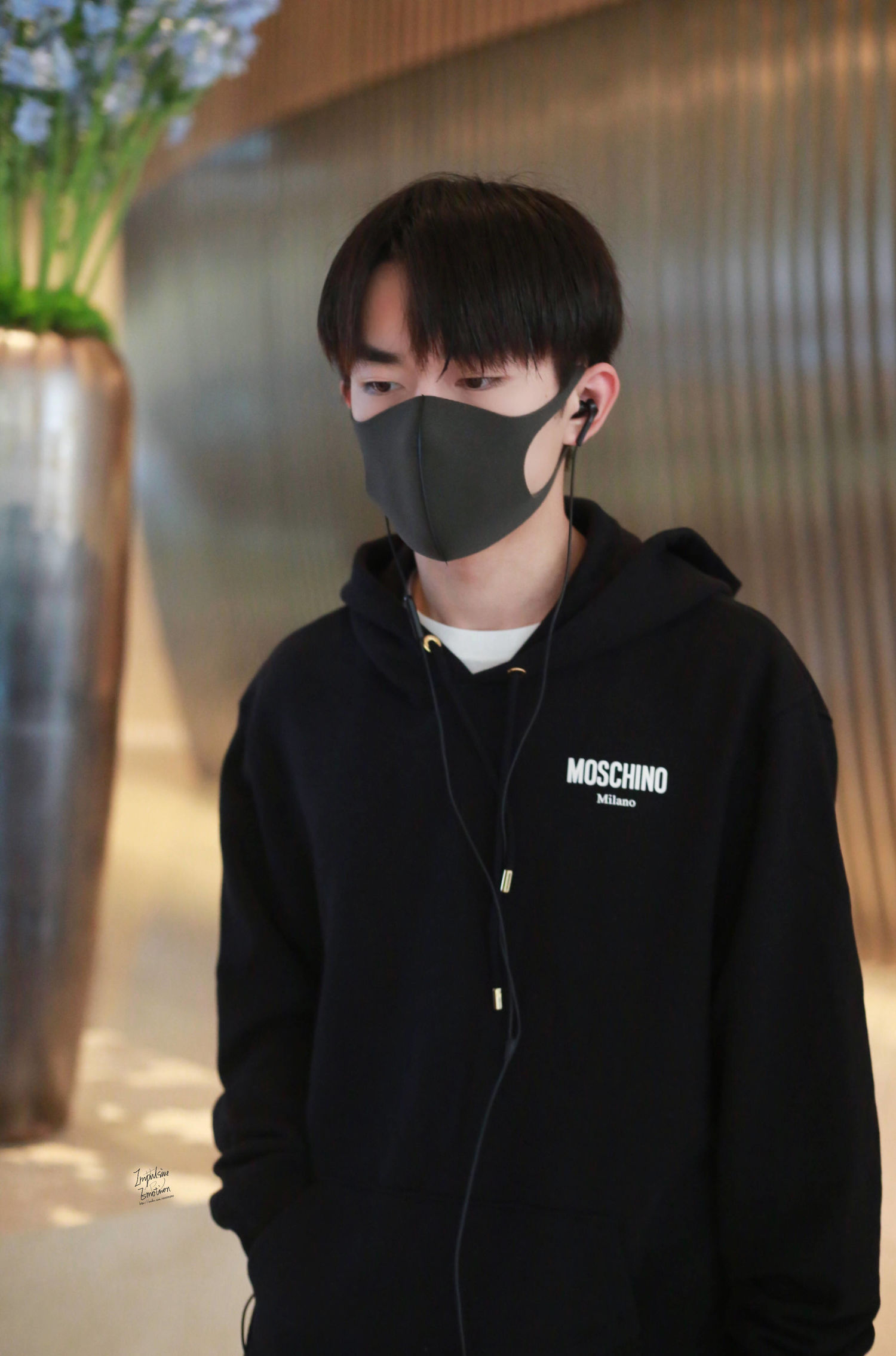 易烊千玺今日上班,顺毛宝贝眸中带笑