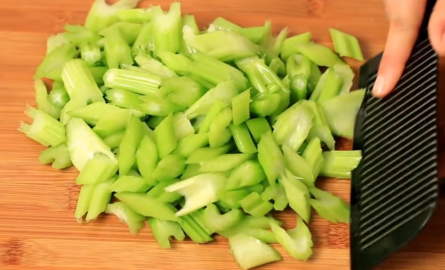 芹菜和鸡蛋这样做,能够做出不一样的味道,好吃又简单