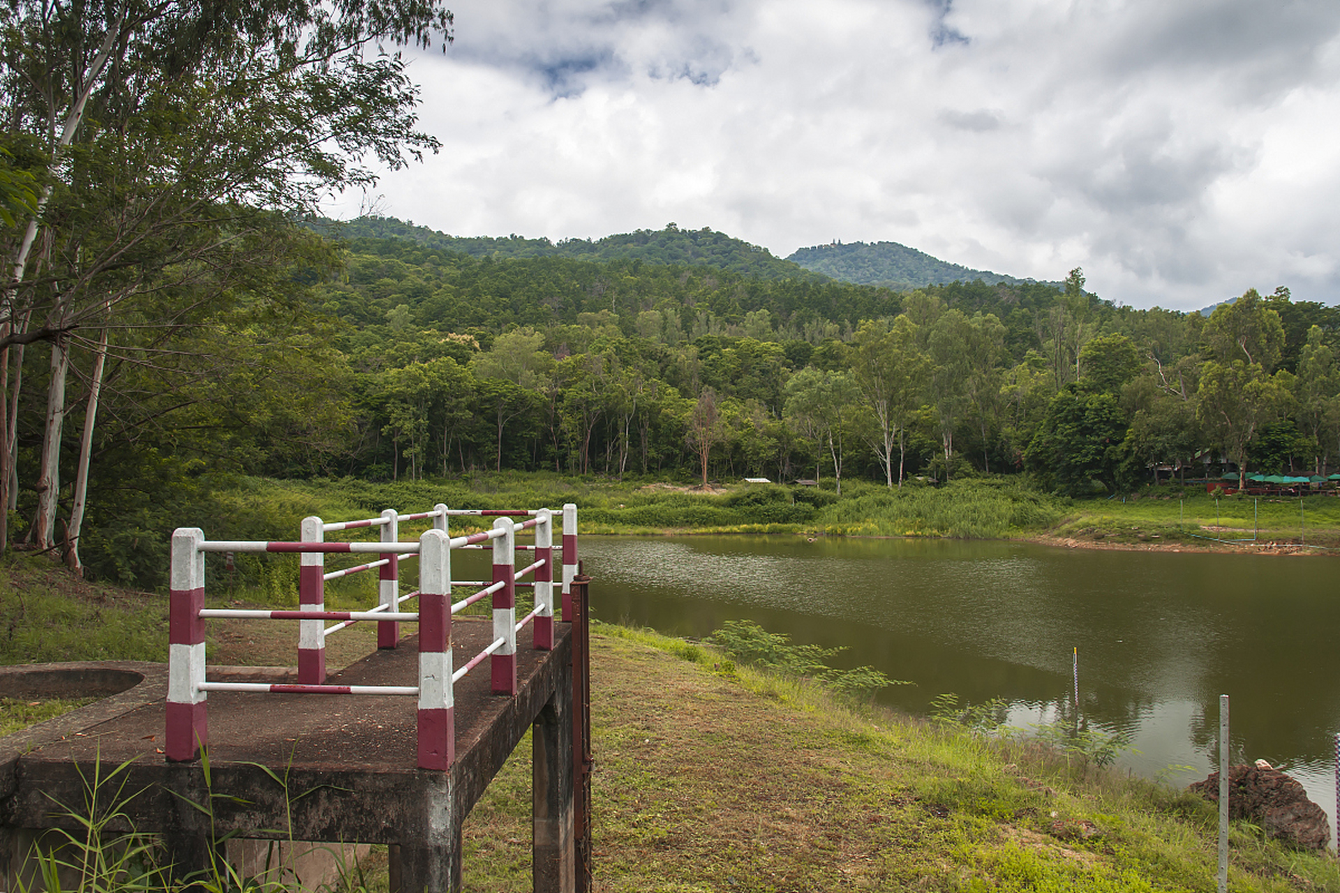 鸣凤山风景区 特色:鸣凤山以其独特的自然风光和悠久的历史文化成为