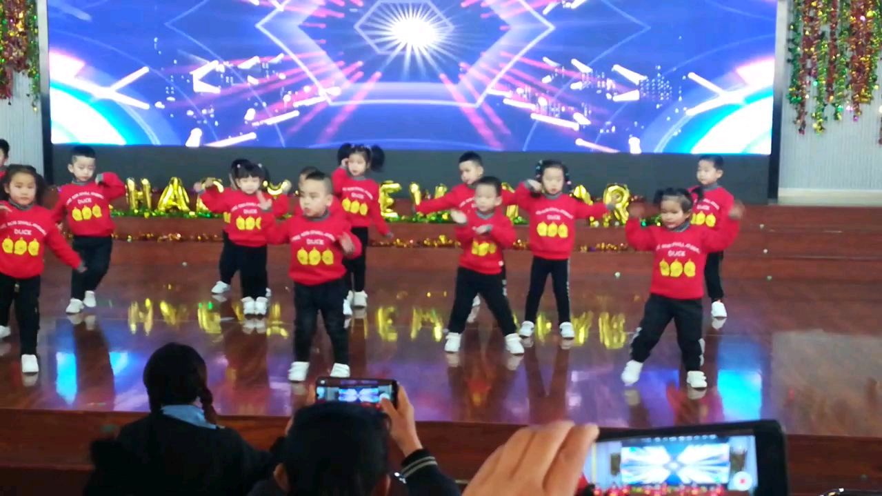 小宝贝节日舞蹈加油鸭
