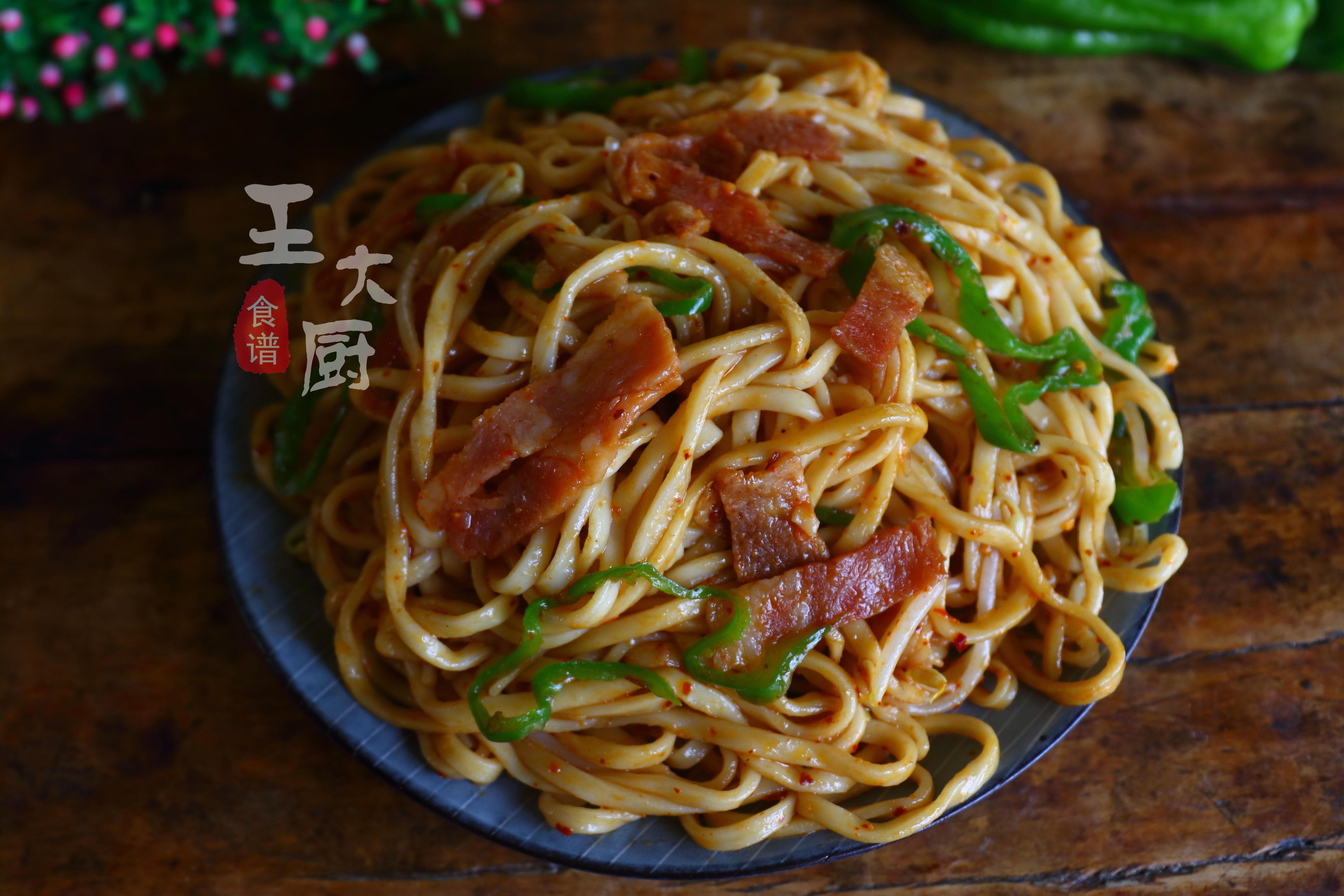 培根豆芽炒麵,配料簡單,鮮香可口,上班族的最佳選擇