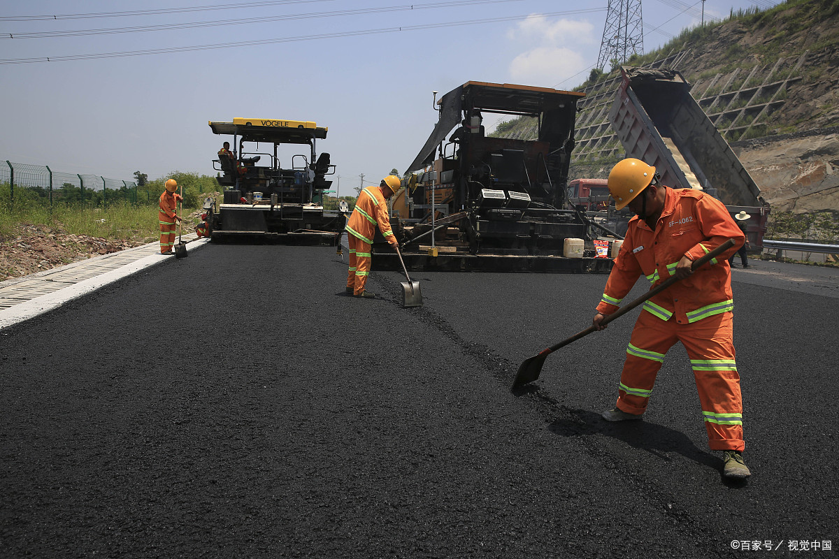 混合料,根据拌和温度和施工温度可分为三种类型:热拌沥青混合料(hma)