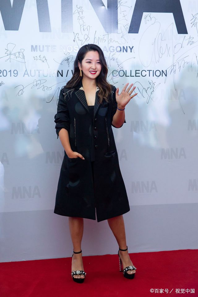 确实胖了!何洁霸气叉腰拗造型,脸和脚颜色差别大,尚在哺乳期_百科TA说