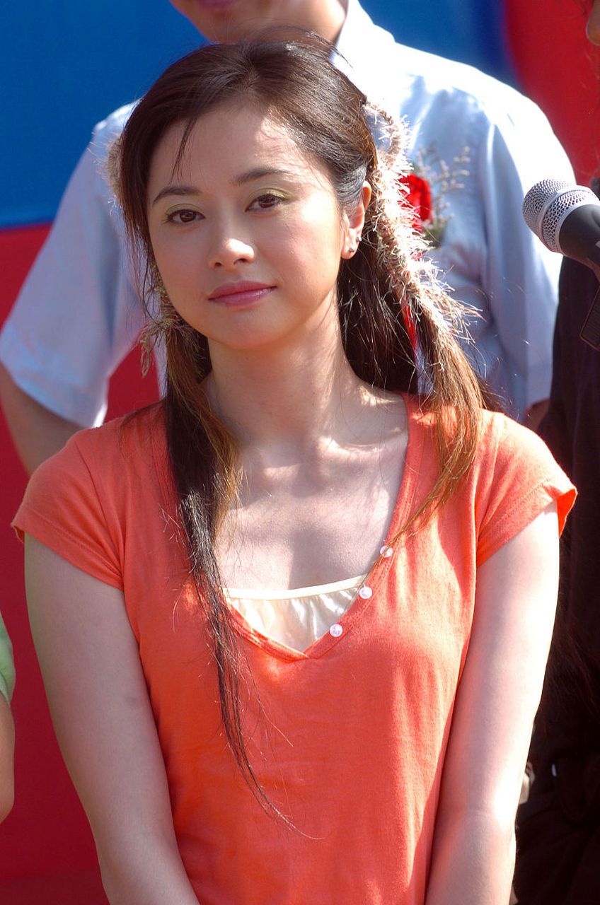 要说从运动员转行做演员的,何美钿应该算是非常成功的一位了.