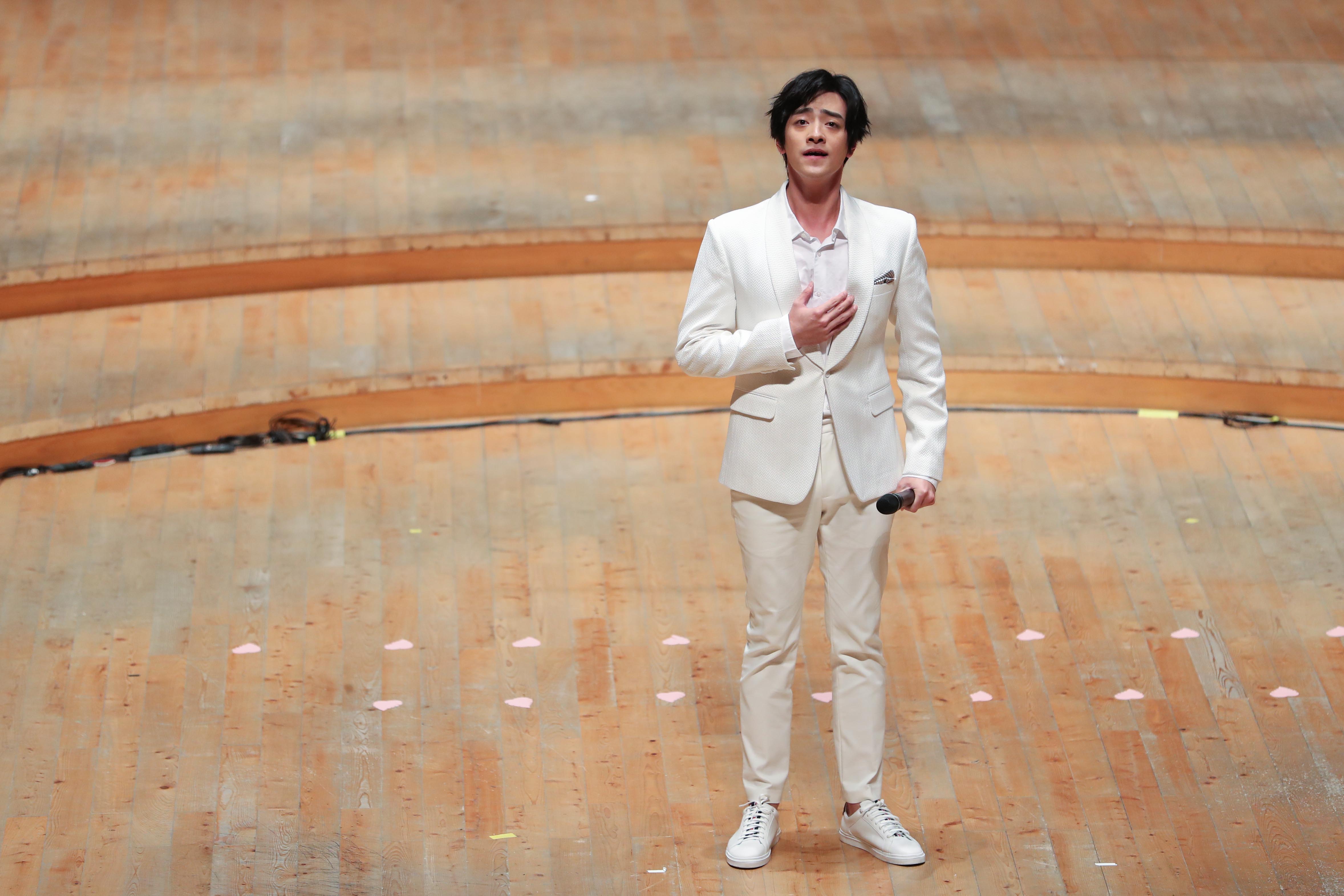 郑云龙与彩虹合唱团同台为聋哑青年献唱,一身白色西装引全场尖叫