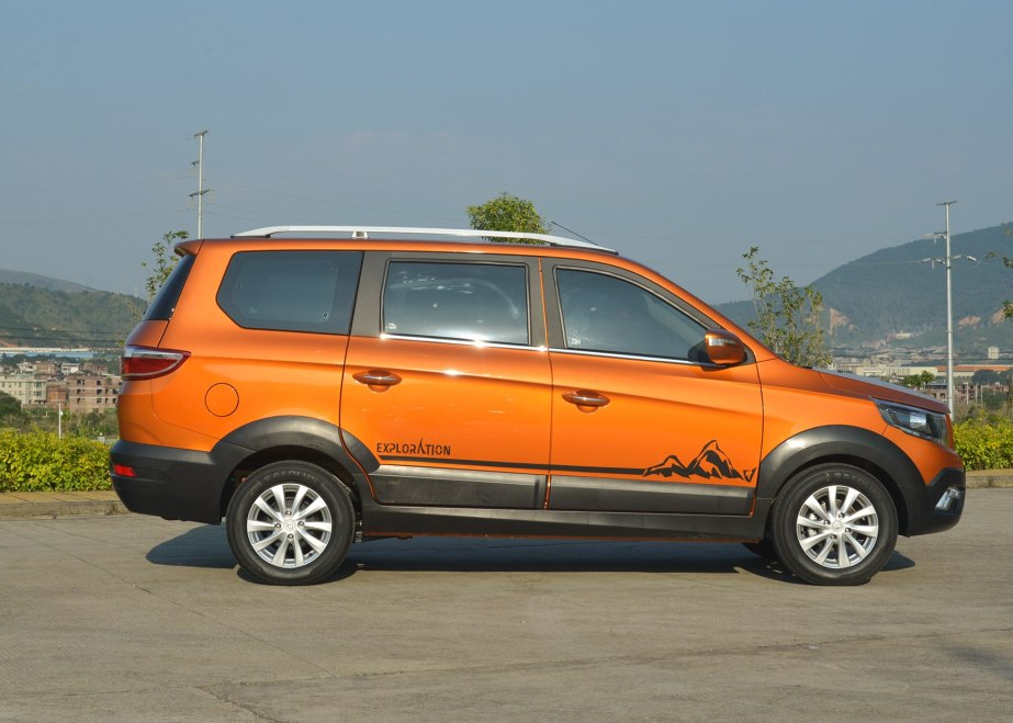 启腾v60,车身整体线条流畅,时尚感表现到极致