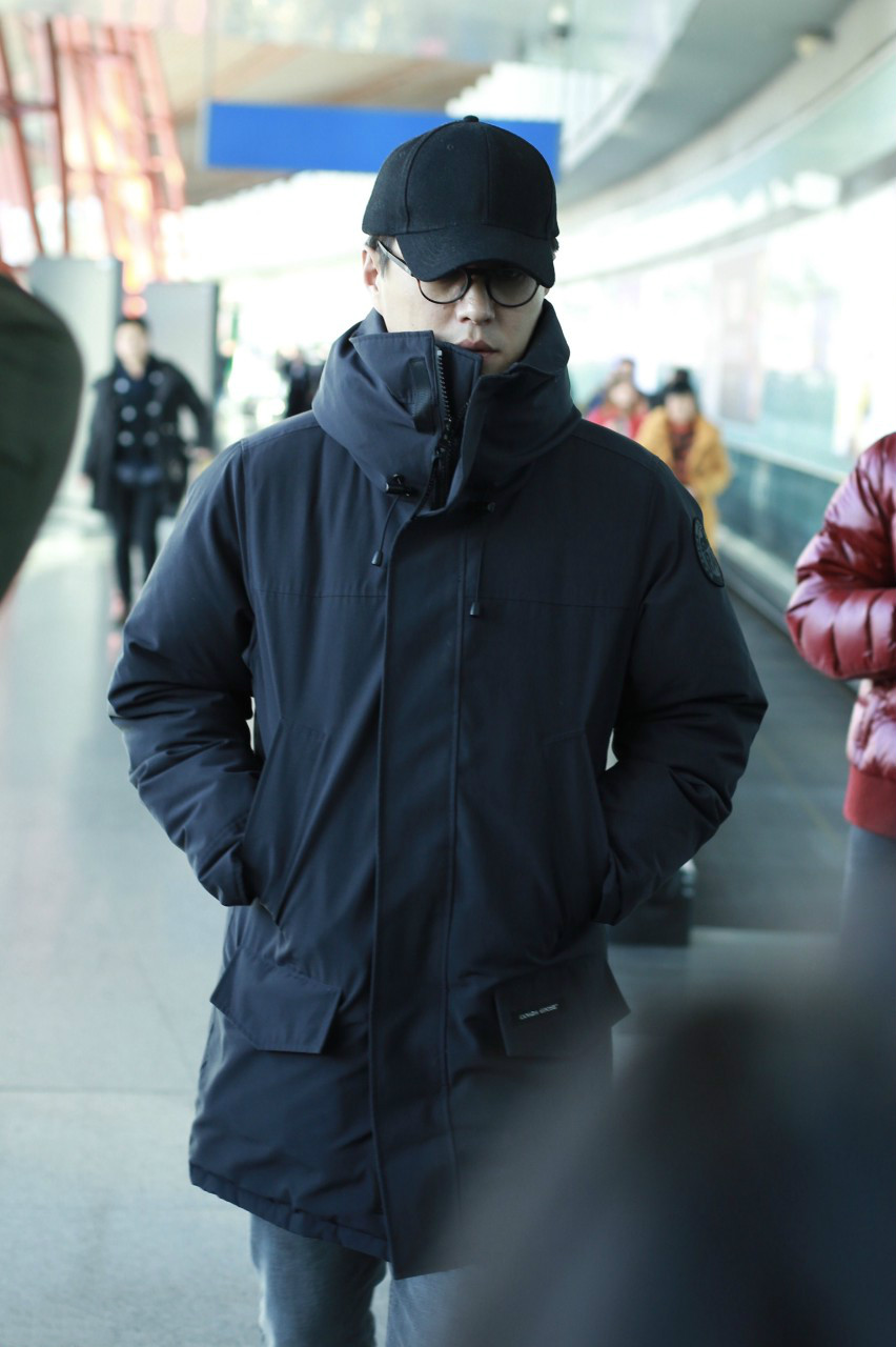 靳东戴棒球帽和眼镜穿黑色外套现身机场,把双手放在衣服口袋里