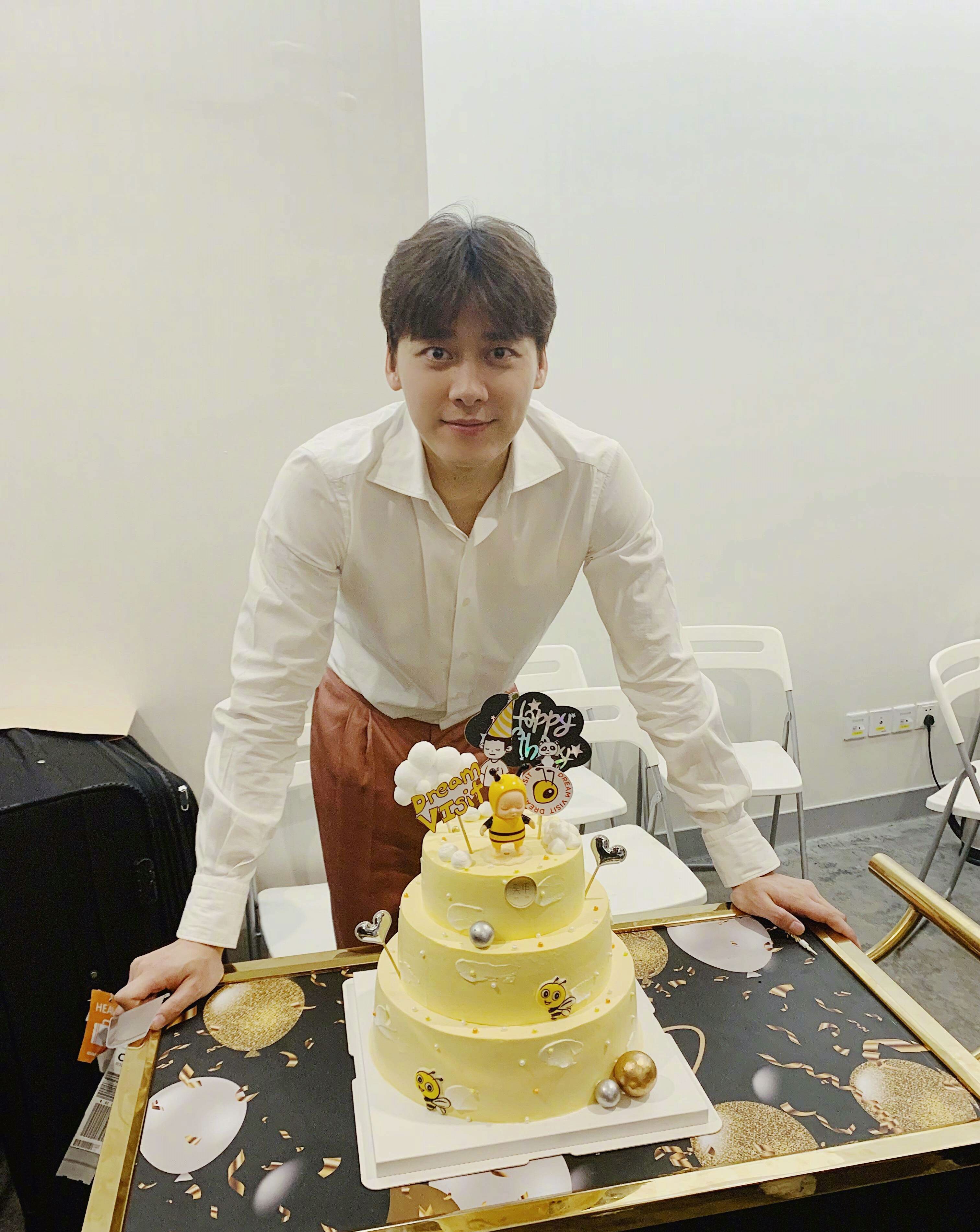 李易峰生日会:重回百里屠苏,"峰火伦"合体现场吃火锅