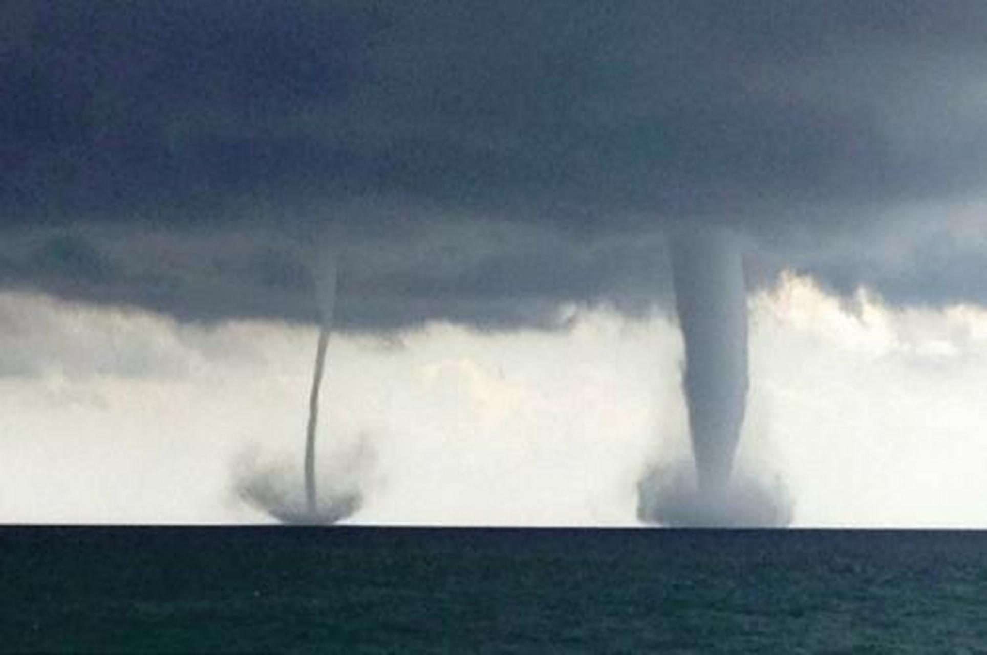 科普知识竞赛#水龙卷俗称龙吸水或龙吊水,是一种偶尔出现在温暖水面