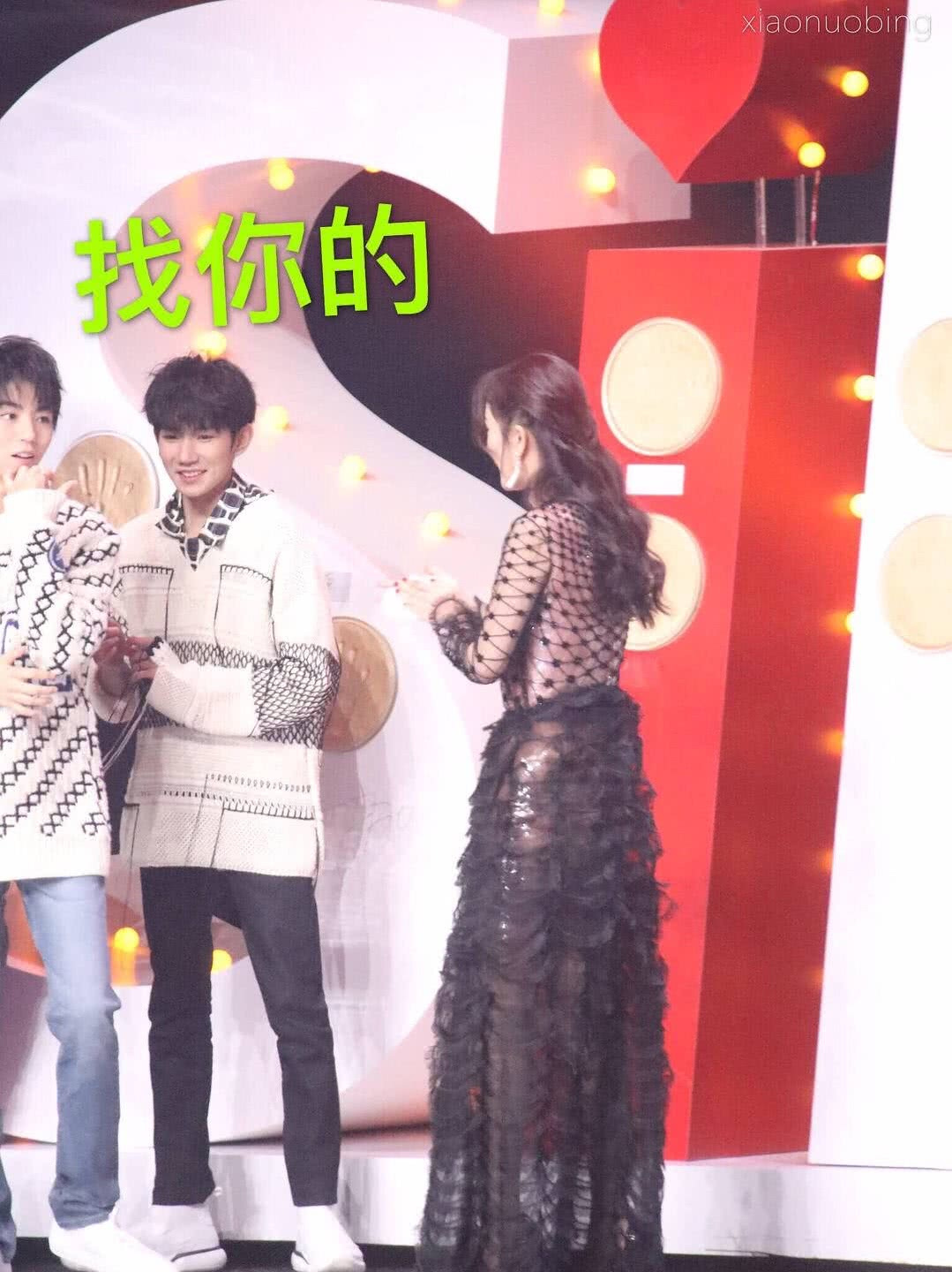 杨幂红毯上向王源借笔,他却去叫王俊凯,杨幂:有点尴尬怎么回事