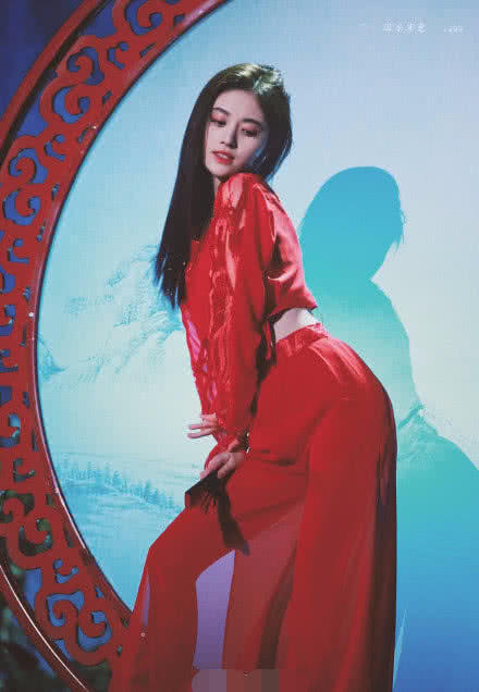 鞠婧祎真是深藏不露,以为是"飞机",结果早年泳装竟这么性感!