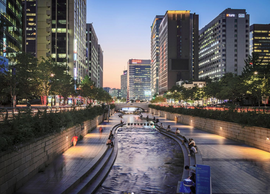 清溪川是一条贯穿首尔南北的人工运河,近年被修建成一条秀丽小河,与光