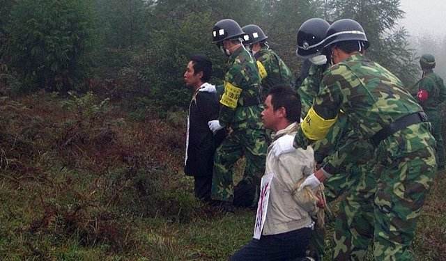 执行枪决时,为何犯人都要跪着?不是为了惩罚,其中另有深意