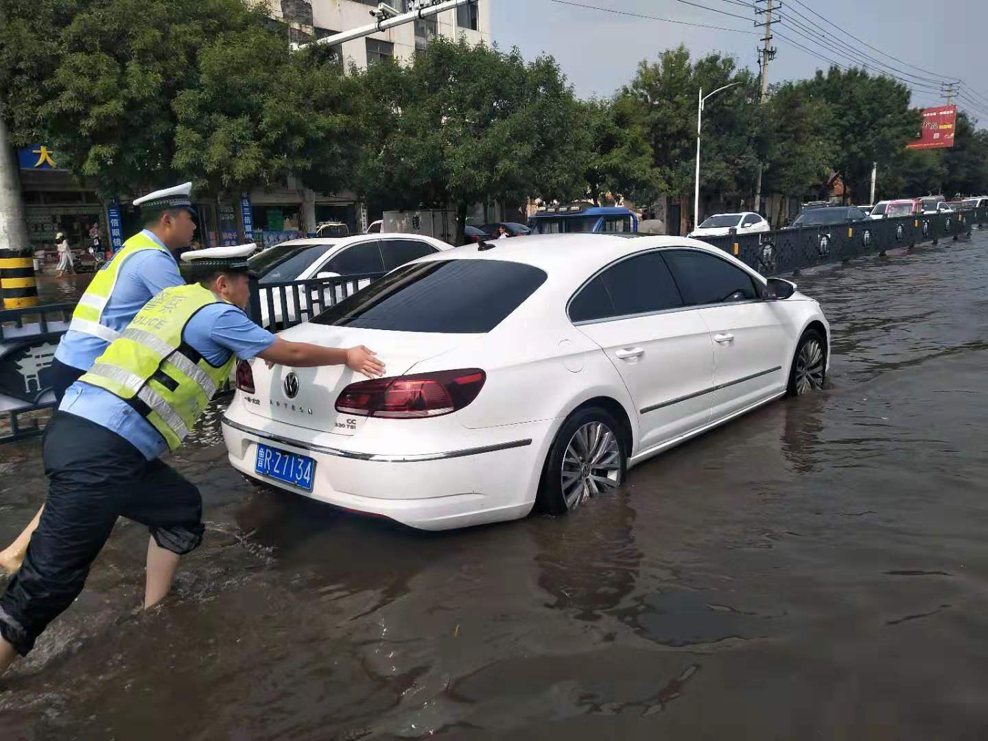 单县突降大雨 执勤民警冒雨救援抛锚车
